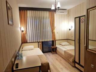 Отель Makaza Complex Момчилград Стандартный двухместный номер с 2 отдельными кроватями-1